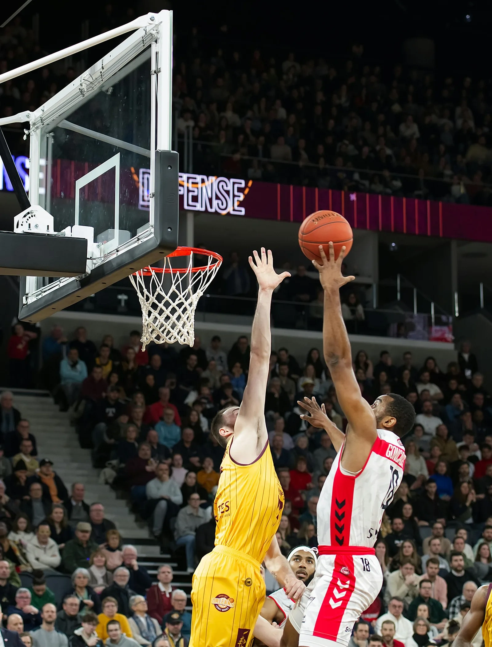 伟德国际转播的篮球比赛扣篮特写